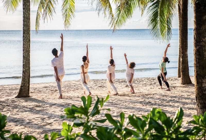 Lớp học yoga buổi sáng bên bãi biển tại Vinpearl Resort & Spa Phu Quoc.