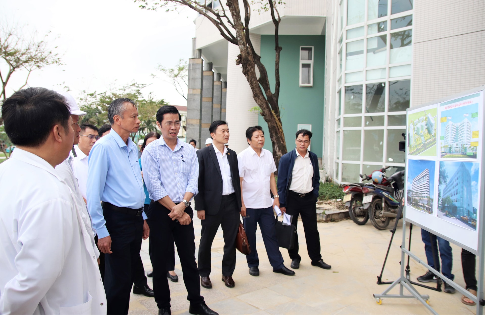 सिटी पीपुल्स काउंसिल के उपाध्यक्ष दोआन न्गोक हंग आन्ह (बाएँ से तीसरे) प्रसूति एवं बाल चिकित्सालय के नवीनीकरण परियोजना की प्रगति रिपोर्ट सुनते हुए। चित्र: ट्रोंग हुई