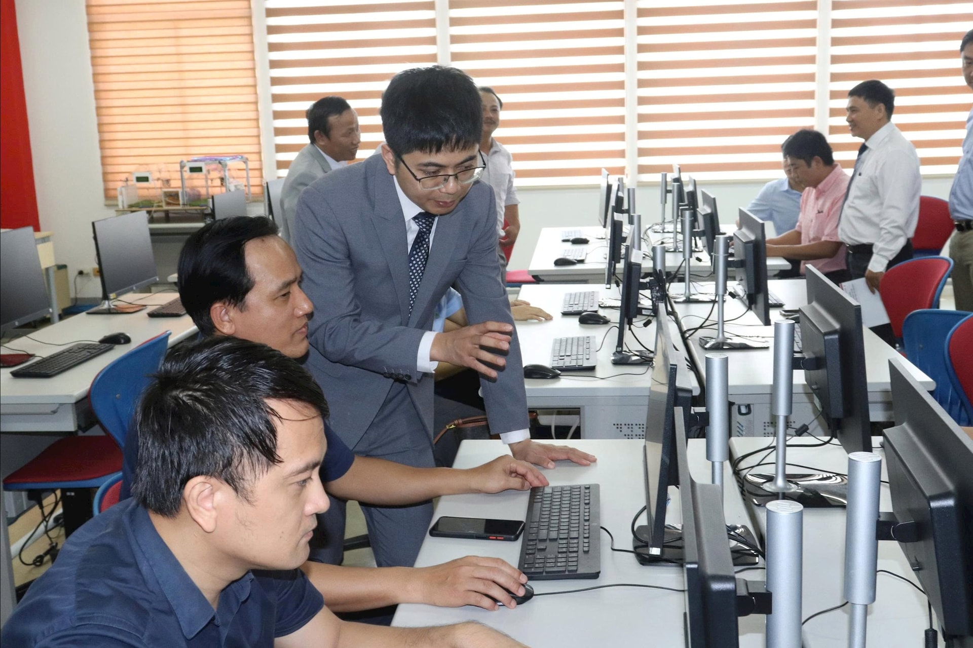 Giảng viên các trường thuộc Đại học Đà Nẵng tham gia lớp bồi dưỡng nâng cao kiến thức về vi mạch bán dẫn. Ảnh: THU HÀ