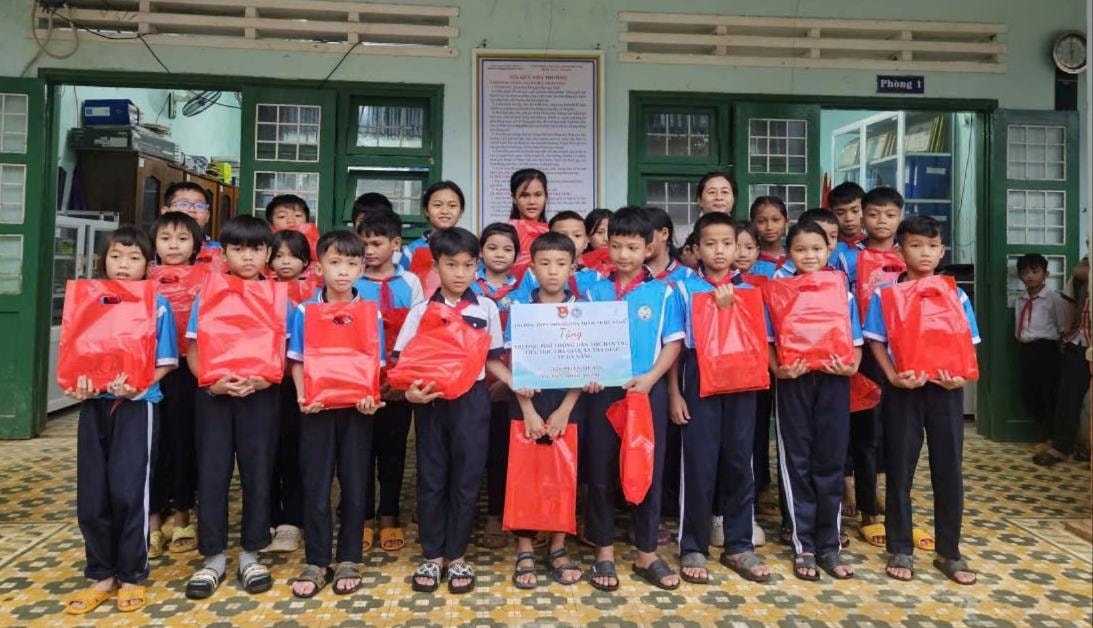 Средняя школа Хоанг Хоа Тхам передала подарки начальной школе-интернату для этнических меньшинств Тра Зиап. Фото: NTCC
