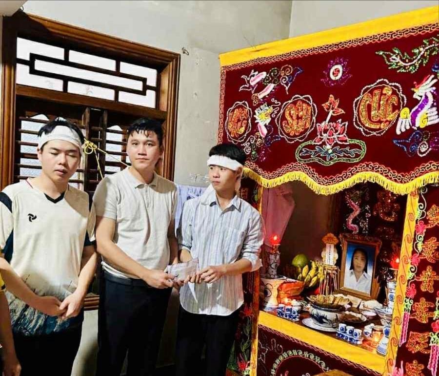 Anh Nguyễn Phong Lợi (giữa) đến viếng hương vợ chồng anh Phan Văn Khôi và chị Phạm Thị Như Thùy (thôn Vạn Lộc, xã Hòa Mỹ, tỉnh Đắk Lắk). Ảnh: PHONG LỢI