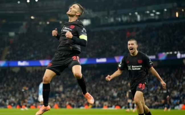 Bayer Leverkusen ăn mừng bàn thắng vào lưới Manchester City.
