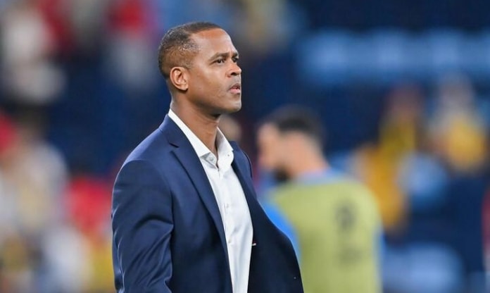 HLV Patrick Kluivert trong một trận đấu của đội tuyển Indonesia
