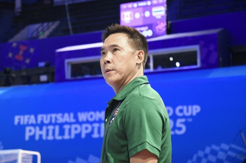 HLV Thanathorn của tuyển futsal nữ Thái Lan (Ảnh: FAT)