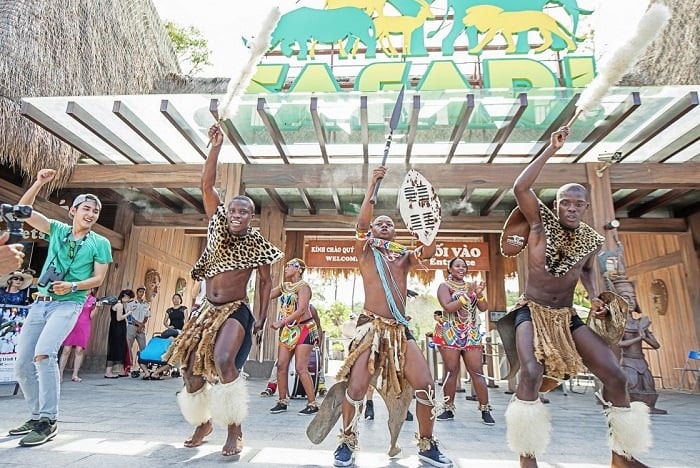 Du khách trên xe buýt chuyên dụng tham quan khu vực động vật hoang dã tại Vinpearl Safari Phú Quốc.