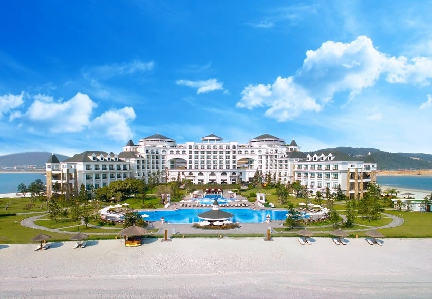Toàn cảnh Vinpearl Resort & Spa Hạ Long tọa lạc trên đảo Rều