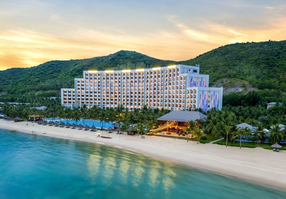 Hồ bơi tại một khu nghỉ dưỡng Vinpearl Nha Trang với tầm nhìn ra biển.