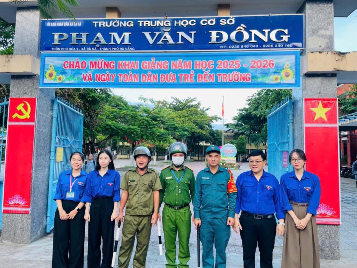 Ông Nguyễn Công Ban (thứ 3 trái sang) cùng các lực lượng trên địa bàn tham gia bảo đảm trật tự an toàn giao thông tại cổng trường.