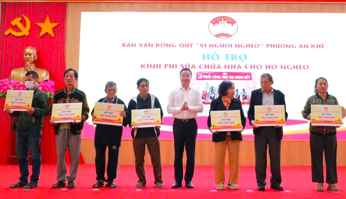 คณะกรรมการจัดงานมอบเงินซ่อมแซมที่อยู่อาศัยให้กับครัวเรือนยากจน 7 หลังคาเรือน รวมมูลค่า 210 ล้านดอง ภาพโดย: X.Đ