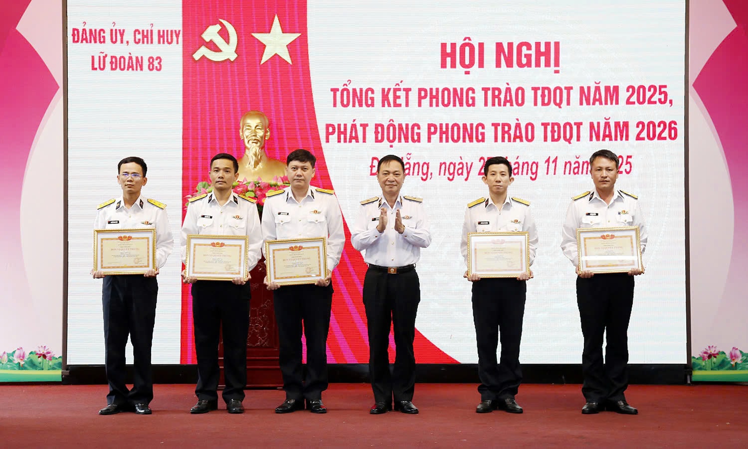 Chuẩn Đô đốc Lê Bá Quân trao thưởng các tập thể đạt danh hiệu Đơn vị quyết thắng