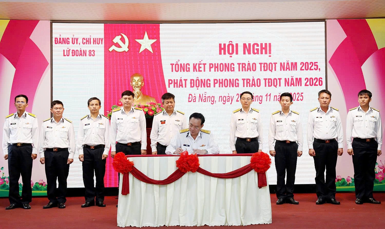Đồng chí Chính ủy, Chủ tịch Hội đồng thi đua khen thưởng Lữ đoàn ký công nhận giao ước thi đua của các cơ quan, đơn vị