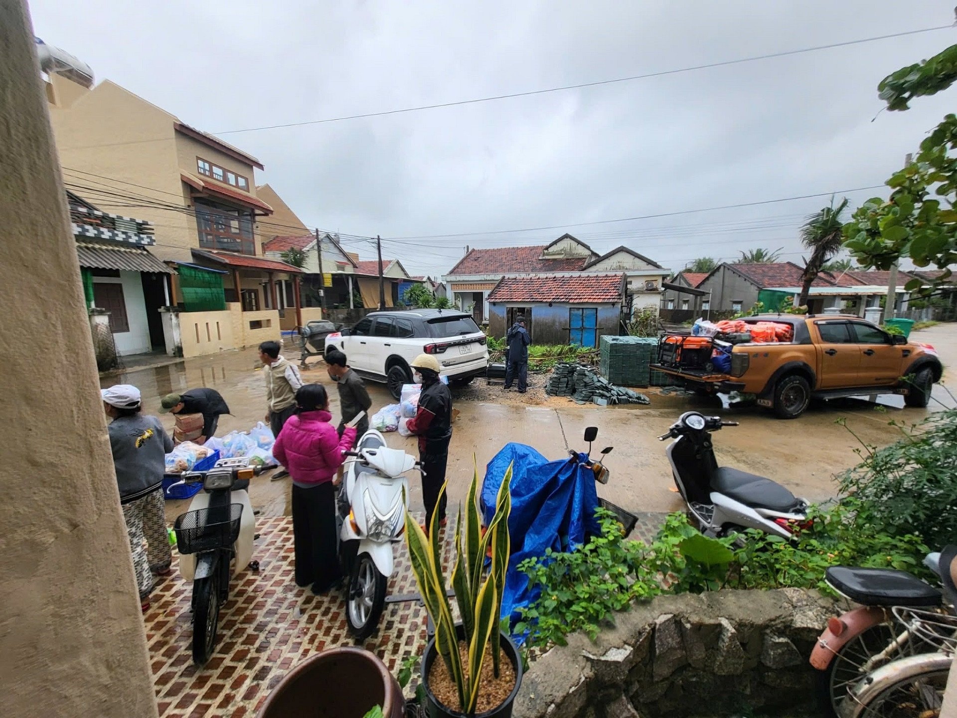 Cả làng du lịch ở Đắk Lắk 'hò nhau' đón khách miễn phí, chở đồ cứu trợ vùng lũ - 1