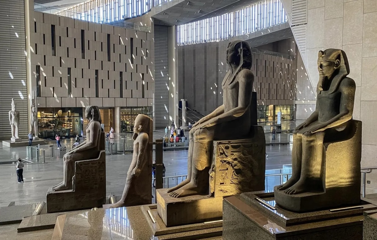 Trong sảnh chính của bảo tàng có một hàng tượng khổng lồ của các Pharaoh.