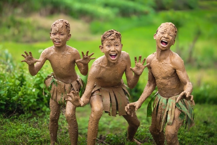 Tiếng cười của bọn trẻ chính là lời chúc bình an cho cả buôn làng. Ảnh: Ngô Trần Hải An.
