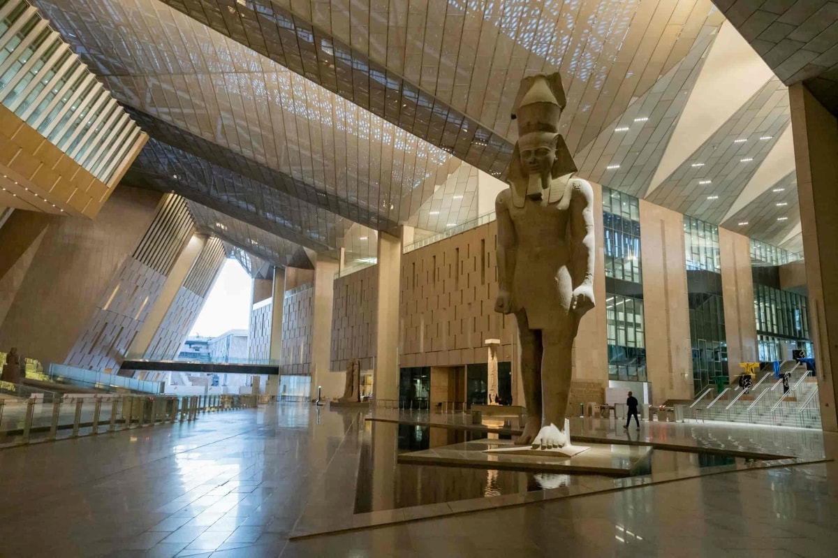Ở lối vào Đại Bảo tàng Ai Cập là bức tượng Ramses II 3.200 năm tuổi. Tượng nặng 83 tấn, cao 11m được đặt ở trung tâm Đại sảnh của bảo tàng.