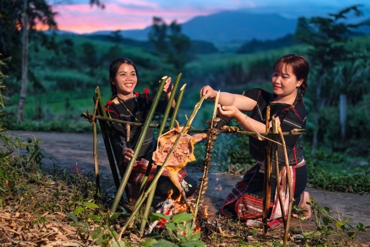 Trong ánh chiều nhá nhem, những khuôn mặt thanh tú, ngời sáng của các thiếu nữ Bahnar bên bếp than hồng là điểm nhấn đáng nhớ. Ảnh: Ngô Trần Hải An.