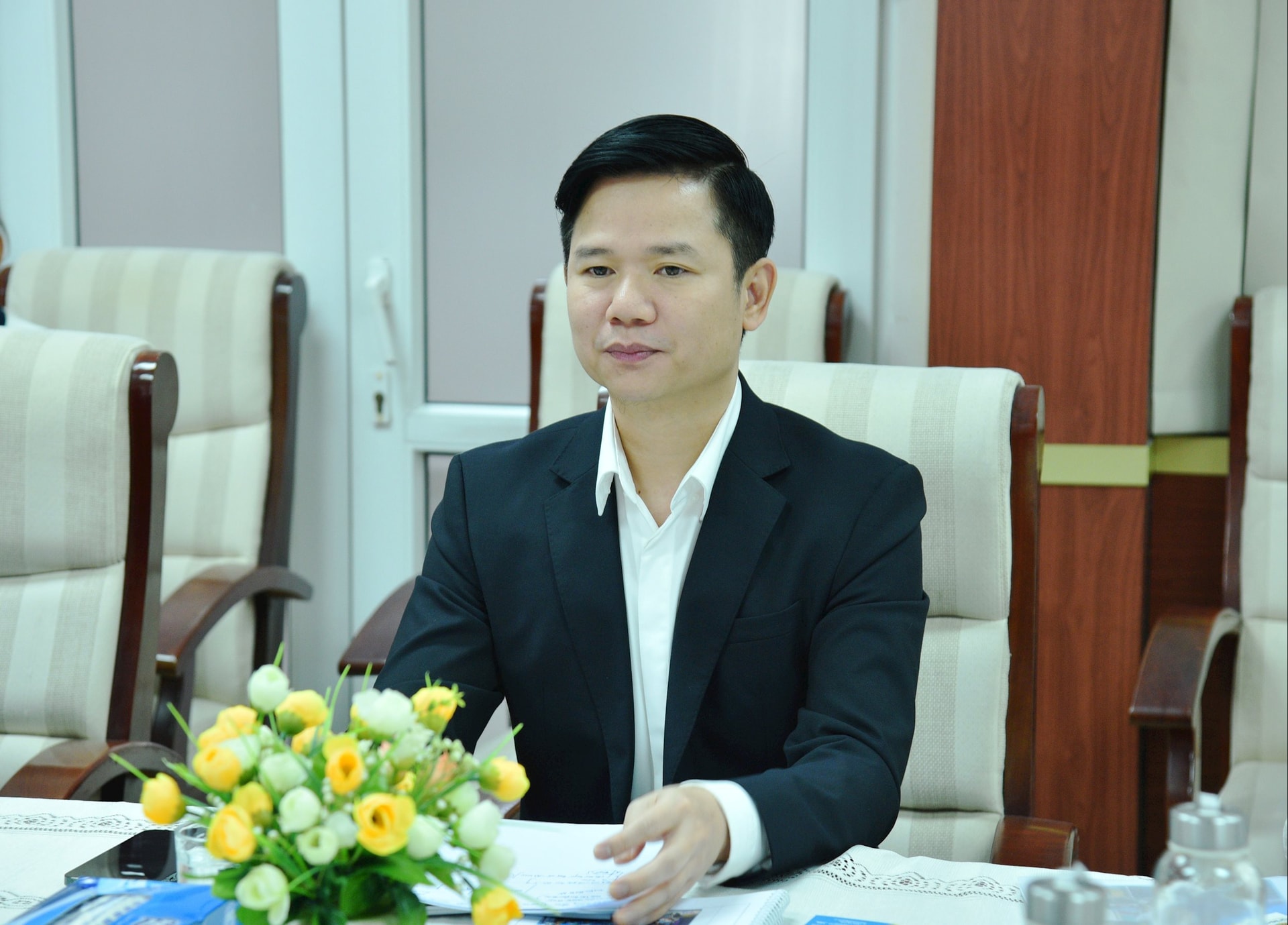 Jurnalistul Doan Xuan Hieu, redactor-șef al ziarului, radioului și televiziunii Da Nang, a vorbit la întâlnire. Foto: T.PHUON