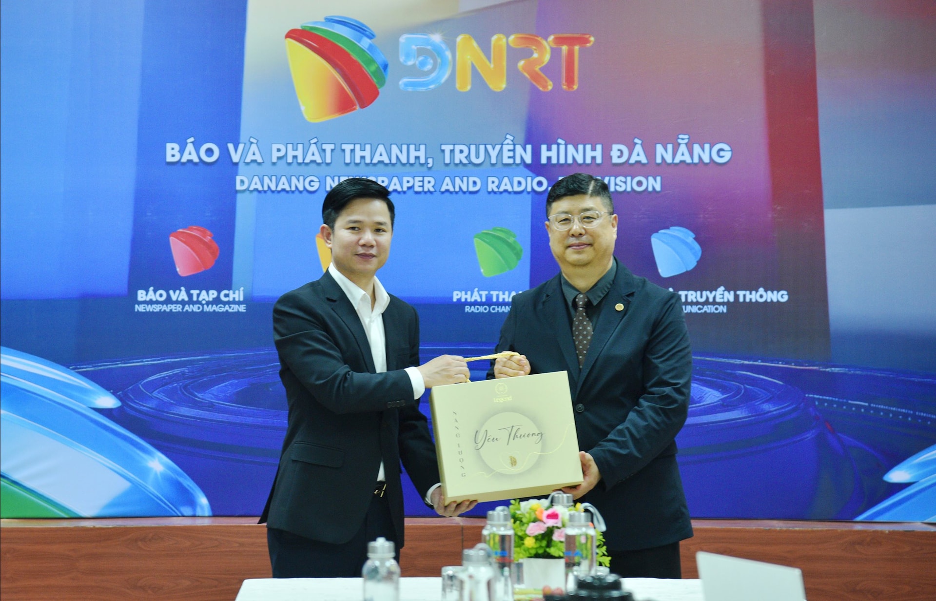 Jurnalistul Doan Xuan Hieu (stânga) oferă un suvenir Asociației KOCA. Foto: T.PHUO