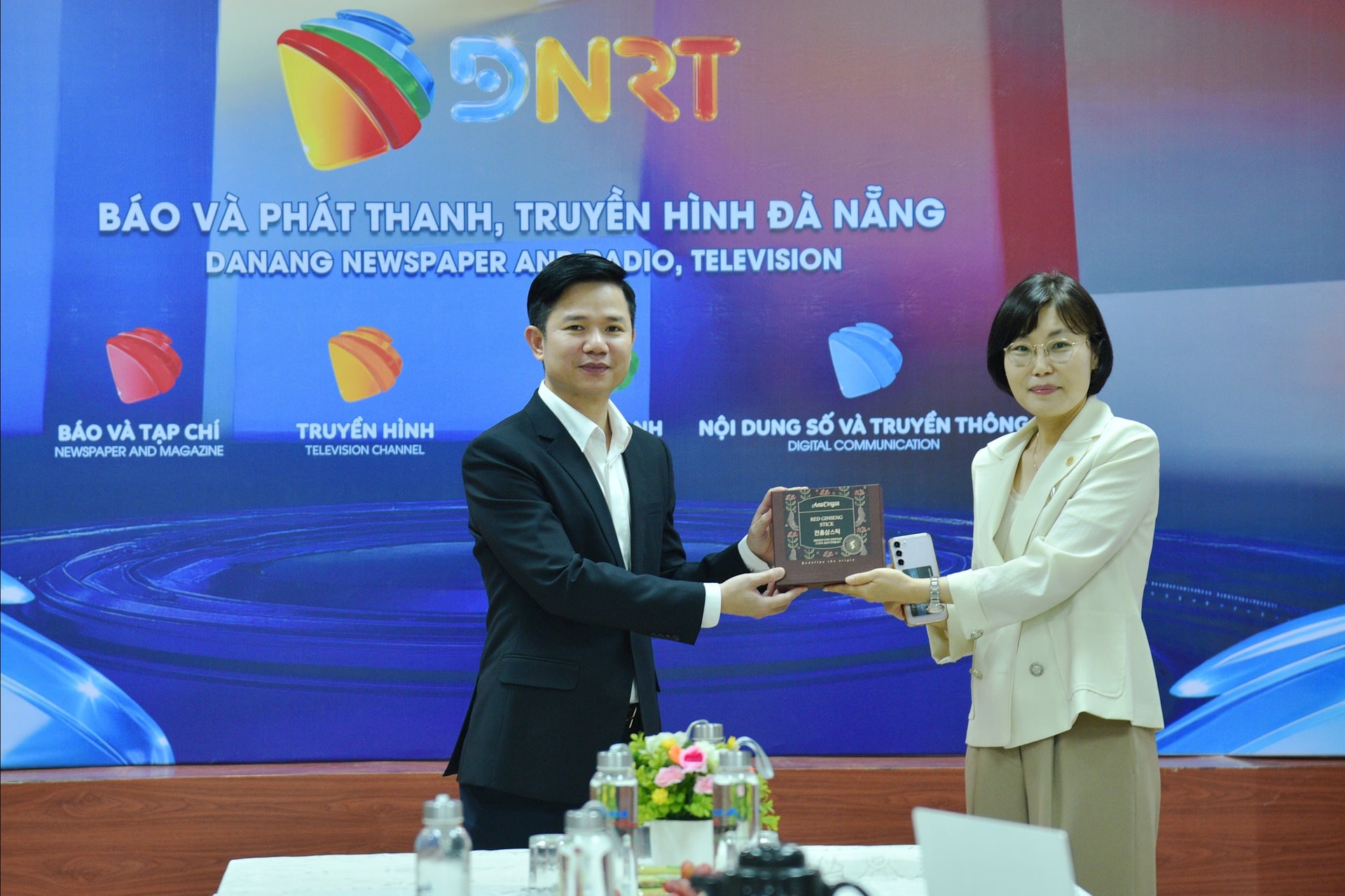 Directorul Centrului pentru Inteligență Artificială (IA), șeful Departamentului de Webtoon și Animație (Universitatea Yuhan), Kang Hyun Jong (dreapta), îi oferă un suvenir jurnalistului Doan Xuan Hieu. Foto: T.PHUONG