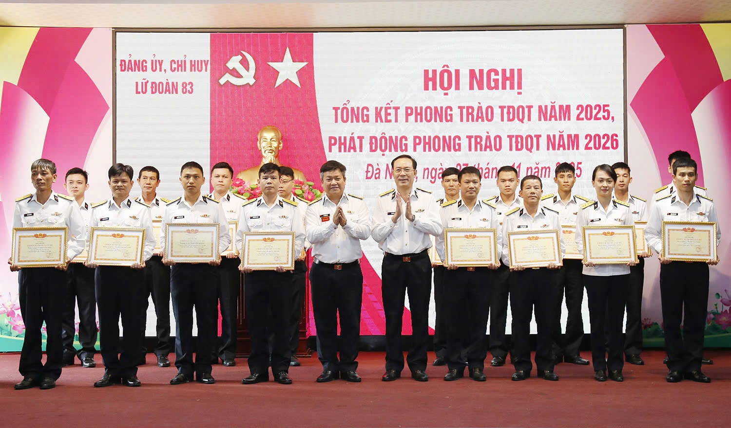 Thủ trưởng Lữ đoàn trao tặng danh hiệu Chiến sĩ thi đua cơ sở cho các cá nhân