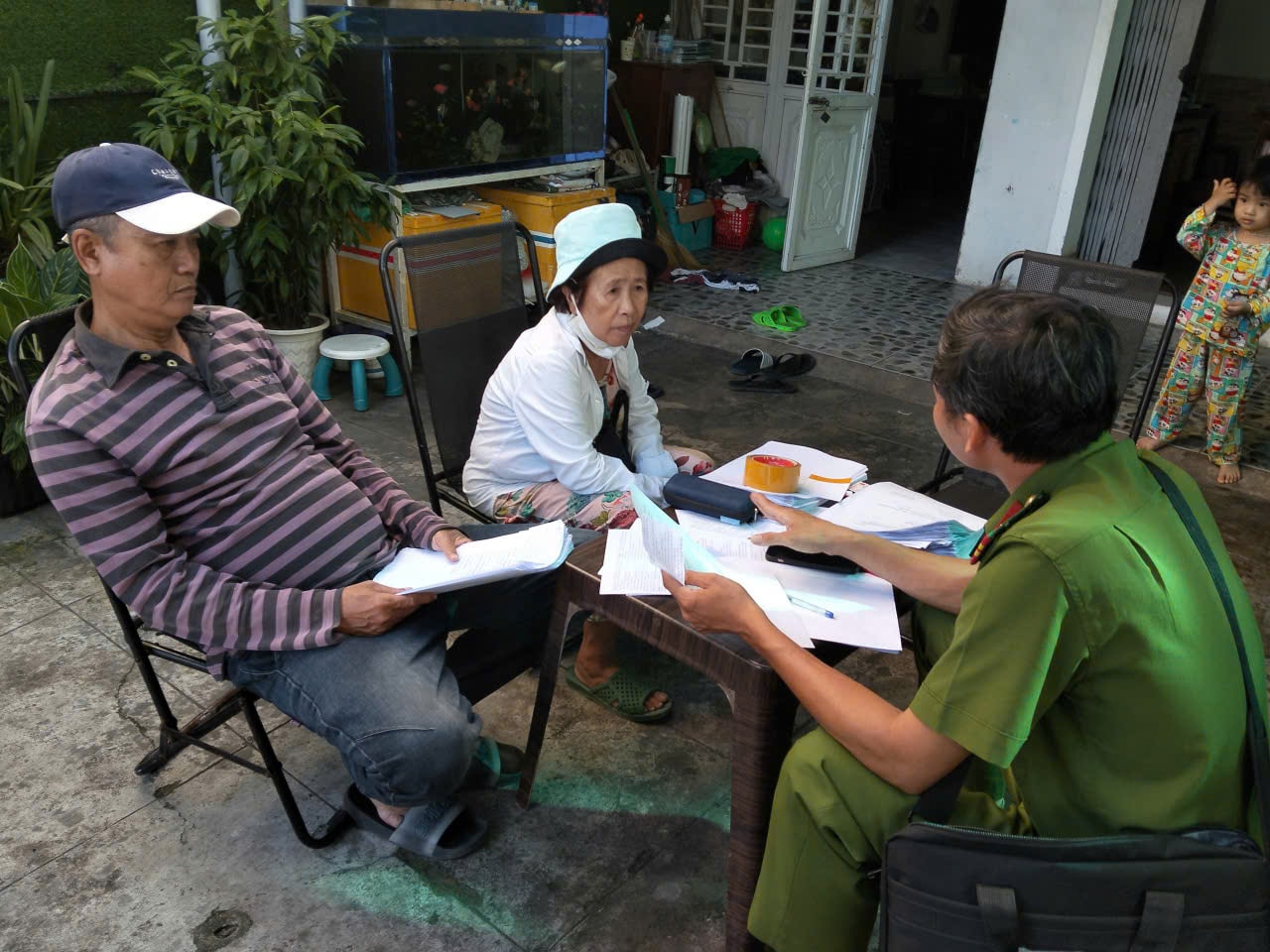 Công an phường Hương Trà tham gia rà soát, cập nhật cơ sở dữ liệu đất đai và dân cư. Ảnh: P.V