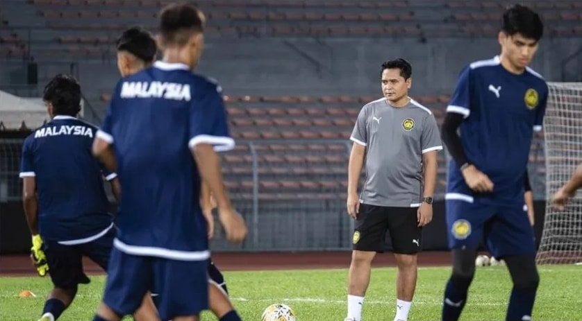 HLV U22 Malaysia Nafuzi Zain trong một buổi họp báo.