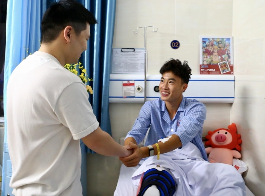 Chủ tịch CLB Hà Nội động viên Văn Trường sau ca phẫu thuật