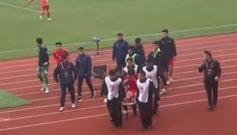 Tiền vệ Văn Trường bật khóc sau khi dính chấn thương ở Panda Cup 2025