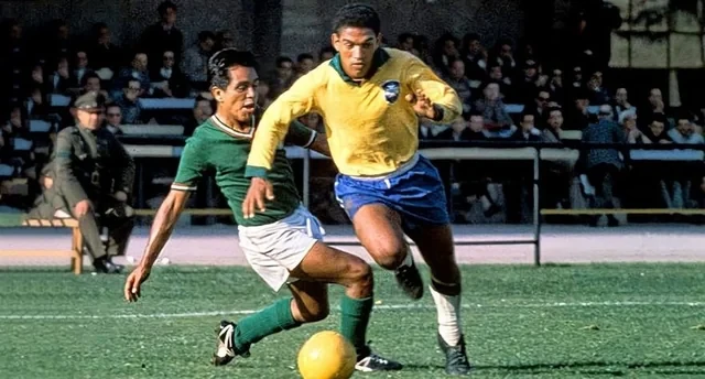 Garrincha nổi tiếng với đôi chân dị biệt