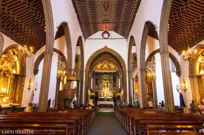 Thánh đường nhà thờ Funchal có kiến trúc mái vòm, trần nhà làm từ gỗ tuyết tùng trên đảo.