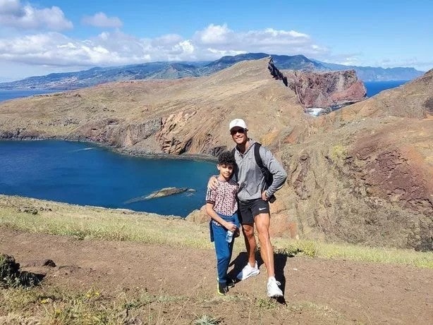 Ronaldo và con trai trong một lần về thăm quê nhà Madeira.