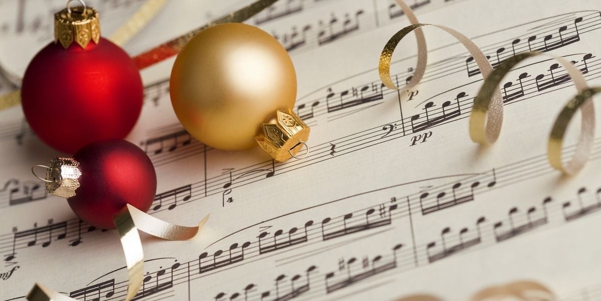 Cây thông Noel được trang trí lộng lẫy trong một khu nghỉ dưỡng