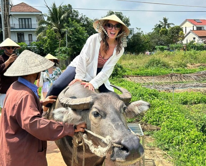 Du khách trải nghiệm một ngày làm nông ở làng rau Trà Quế mùa hè.