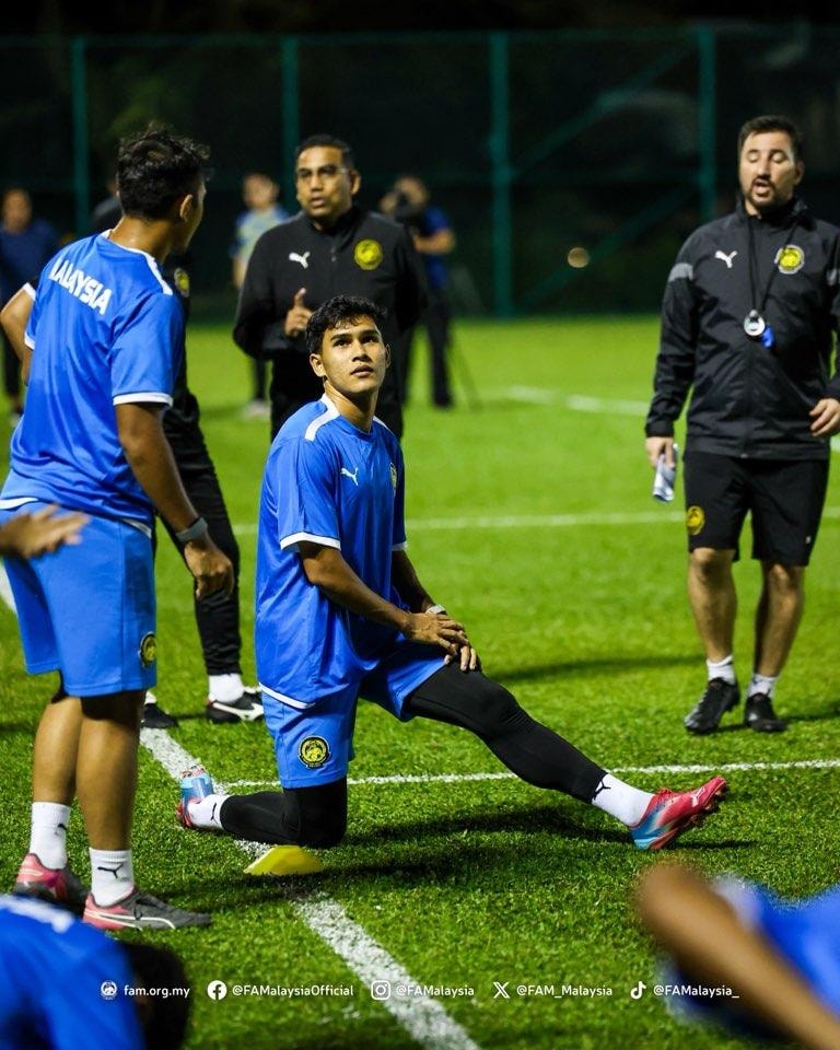Các cầu thủ U22 Malaysia tập luyện để chuẩn bị cho SEA Games trên đất Thái Lan.