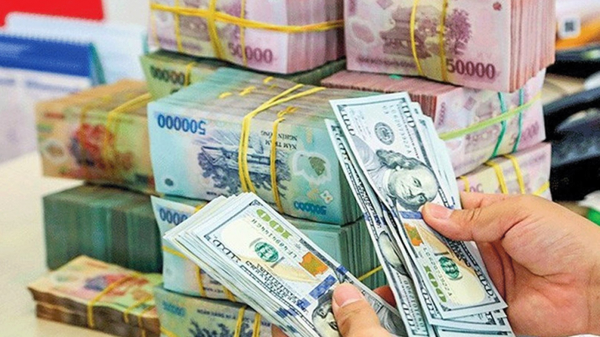 Giá USD hôm nay 28/11/2025 bật tăng nhẹ, ngân hàng biến động trái chiều