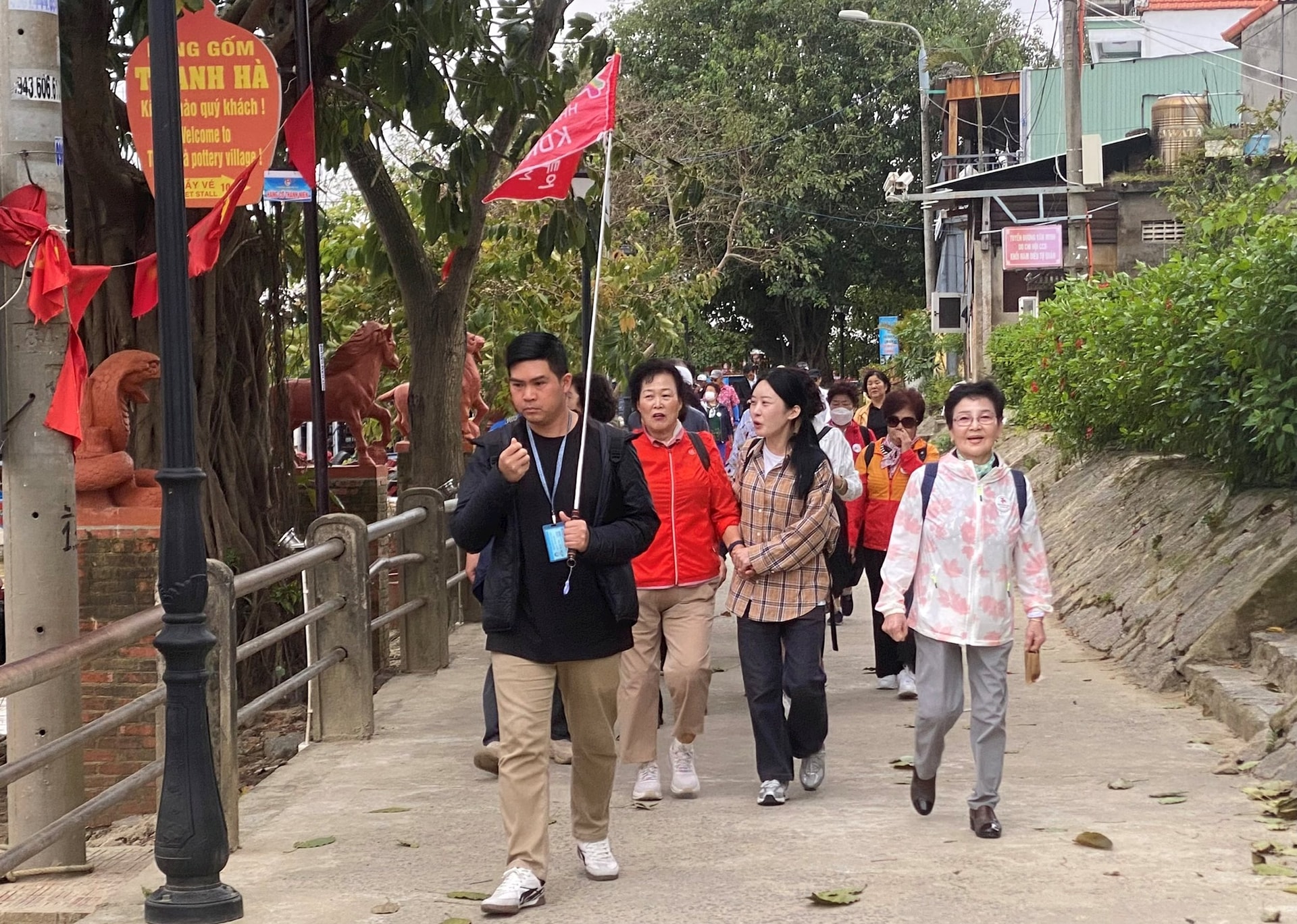 Nach dem Besuch des Dorfes fahren die Besucher zum Bootsanleger hinunter, um in die Altstadt von Hoi An zurückzukehren. Foto: VINH LOC