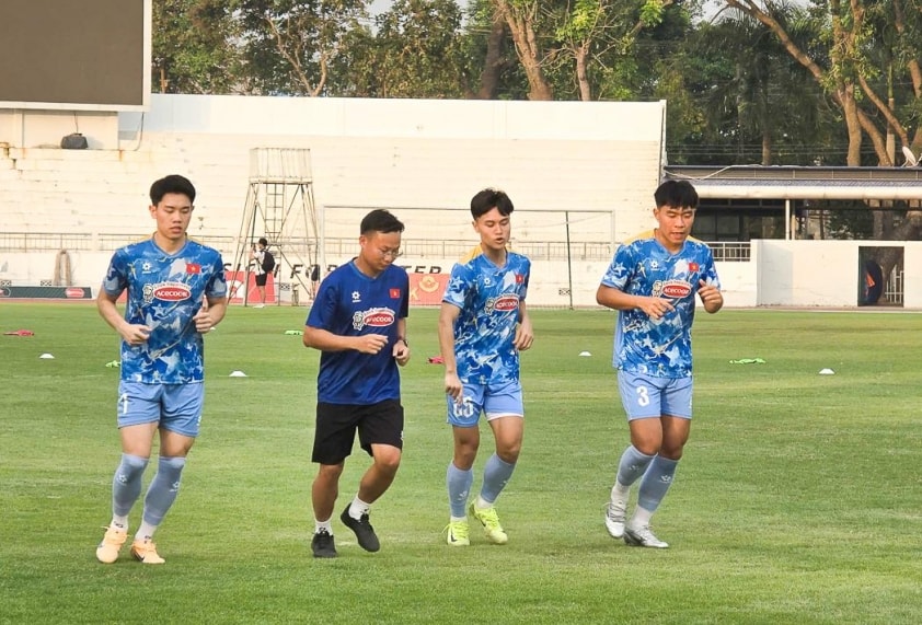 Bộ ba cầu thủ của CAHN hội quân cùng đồng đội ngày 28/11
