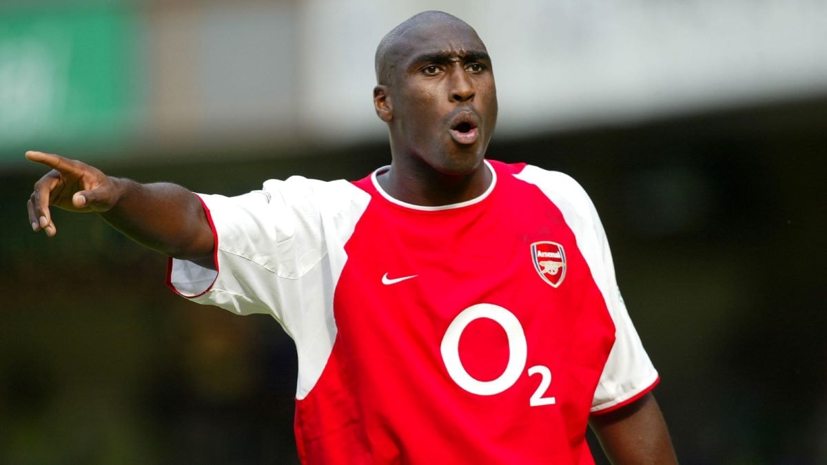 Campbell từng gây tranh cãi khi đến Arsenal.