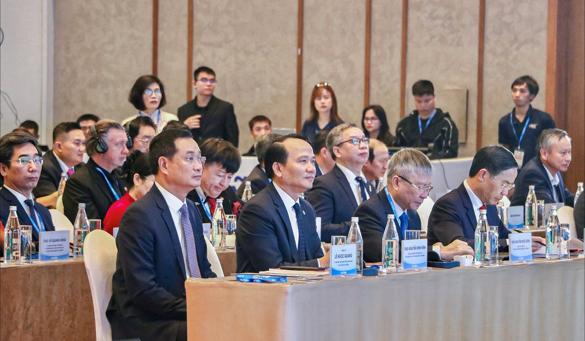 29-lanh-dao-thanh-pho-du.jpg