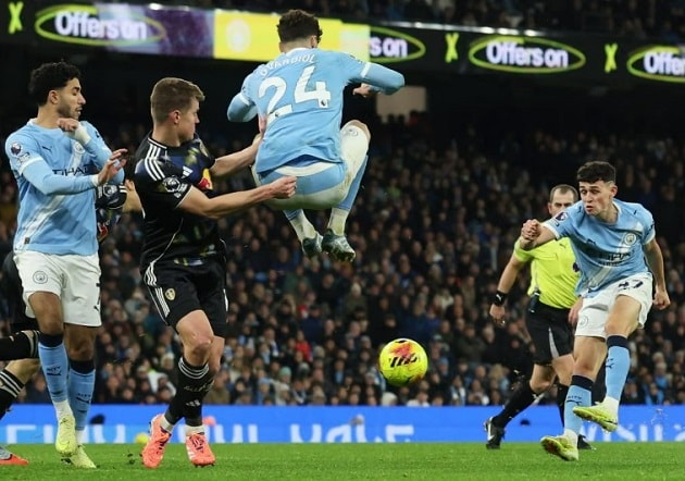 Phil Foden ăn mừng bàn thắng quyết định mang về 3 điểm cho Man City.
