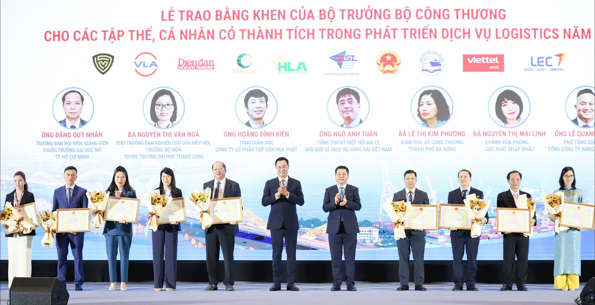 Bộ trưởng Bộ Công Thương Nguyễn Hồng Diên (thứ 5, bên phải sang) và Bí thư Thành ủy Lê Ngọc Quang (thứ 6, bên trái sang) trao Bằng khen của Bộ Trưởng Bộ Công Thương cho các tập thể, cá nhân. Ảnh: NGỌC PHÚ