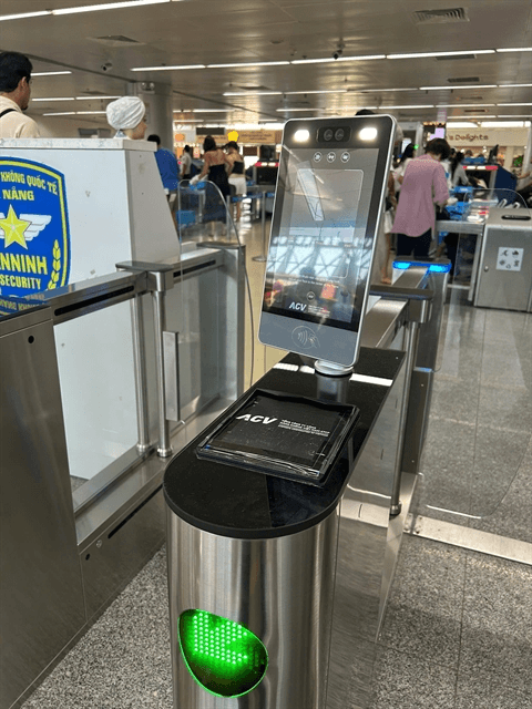 A Face ID system set up a security check-point at Da Nang International Airport. Photo: Internet