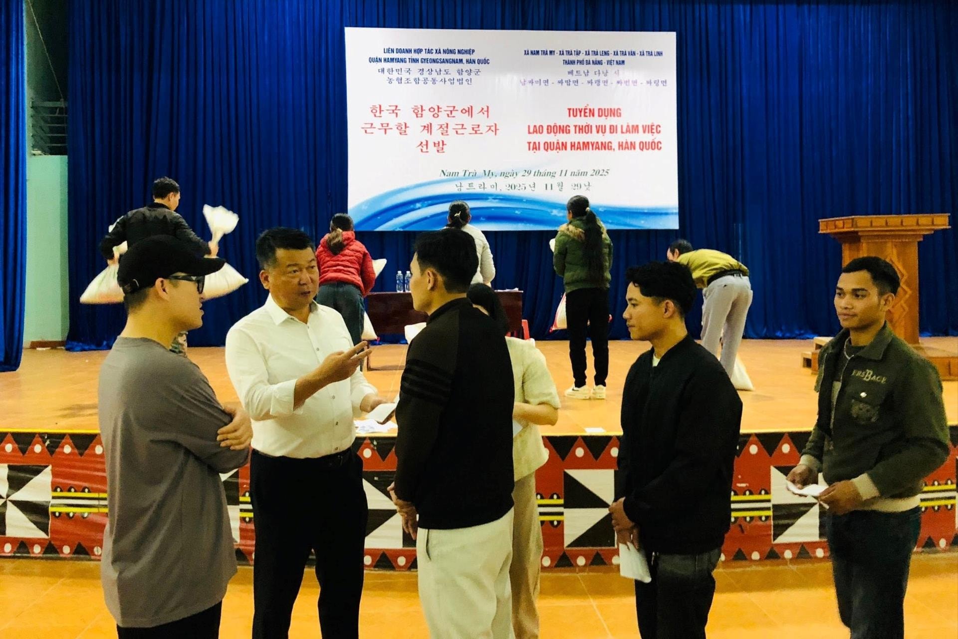 Đoàn công tác quận Hamyang, tỉnh Gyeongsangnam (Hàn Quốc) phỏng vấn tuyển chọn lao động tại xã Nam Trà My. Anh: TRUNG LÊ