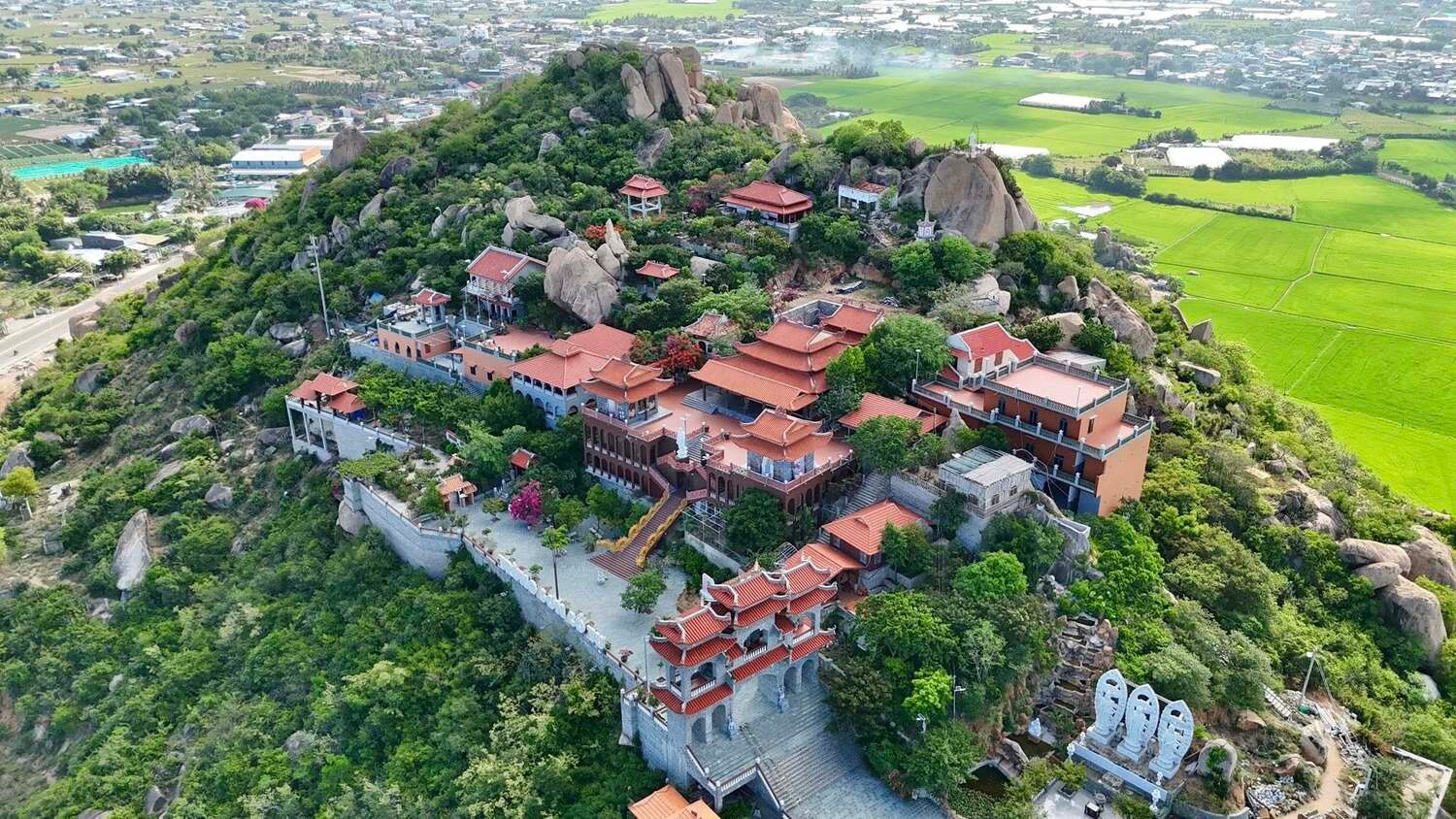 Toàn cảnh Trùng Sơn Cổ Tự nhìn từ trên cao, nổi bật giữa núi non và gần biển.