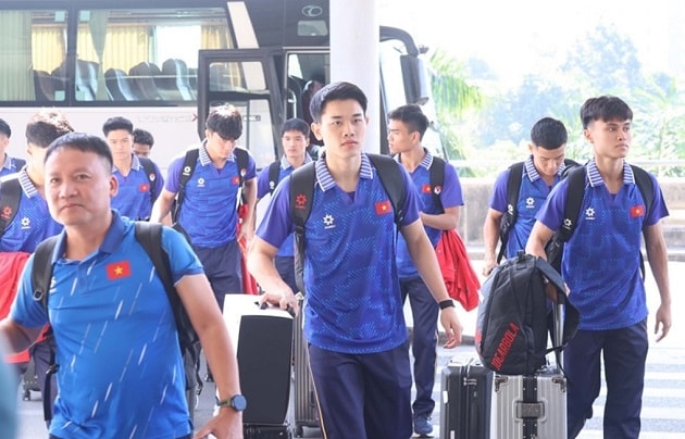 Đội tuyển U22 Việt Nam tại sân bay trước khi lên đường sang Thái Lan dự SEA Games 33.