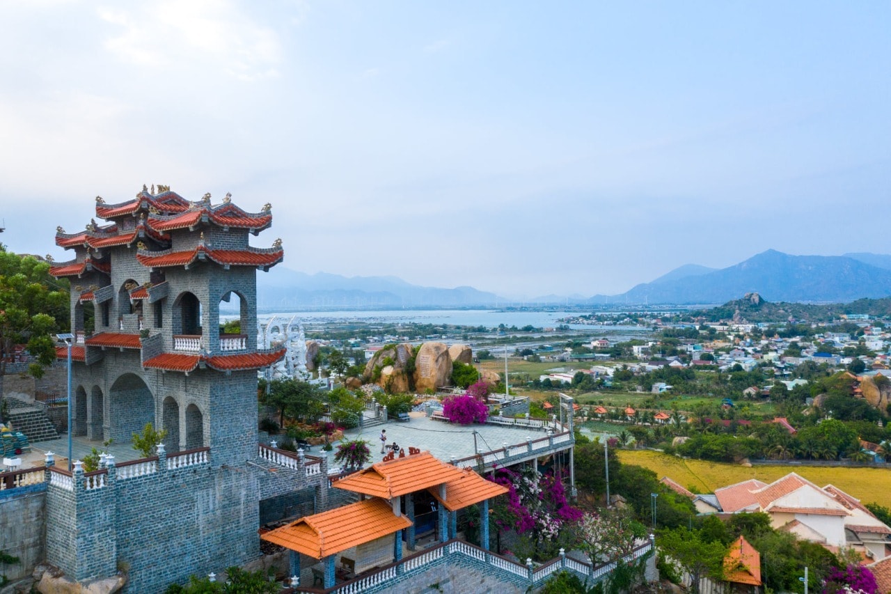 Tầm nhìn từ Trùng Sơn Cổ Tự hướng thẳng ra biển xanh ngắt.