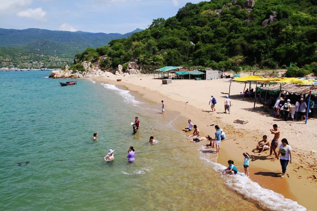 Tắm biển Ninh Chữ