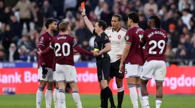 Lucas Paqueta bị đuổi khỏi sân trong lần đụng độ Liverpool.
