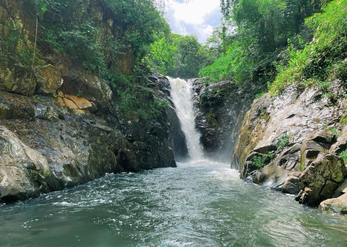 Vẻ đẹp hùng vĩ của thác Chapơr với dòng nước đổ mạnh mẽ xuống hồ nước bên dưới.