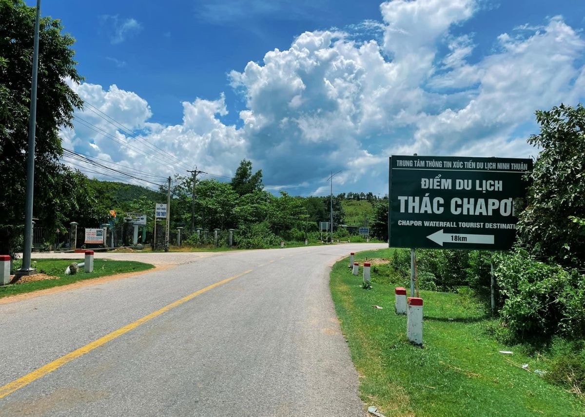 Bảng chỉ dẫn bằng gỗ ghi tên thác Chapơr đặt ven đường mòn trong rừng.